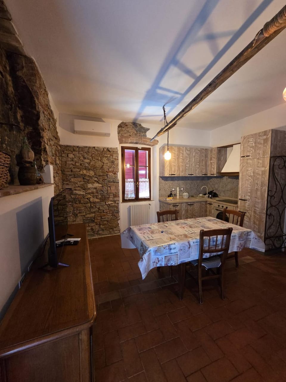 Seating area, Dining area, air conditioner