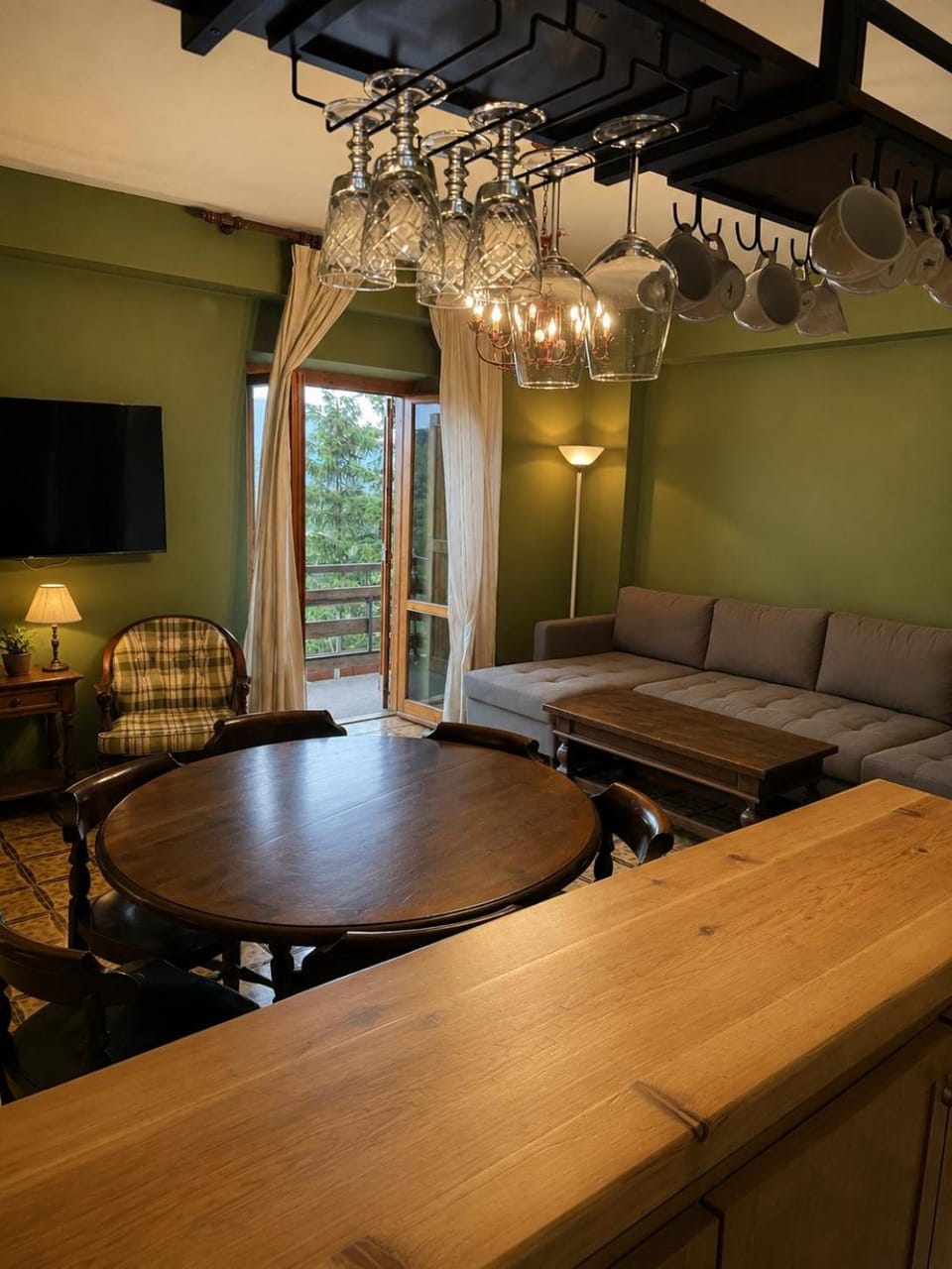 Bed, TV and multimedia, Dining area