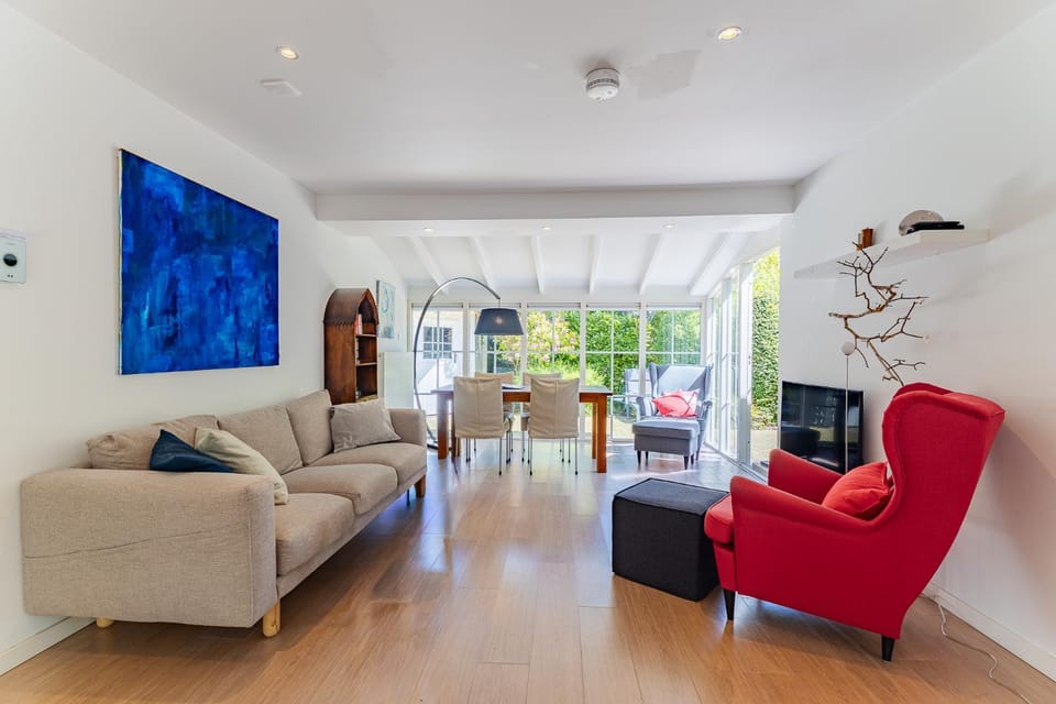 TV and multimedia, Seating area, Dining area