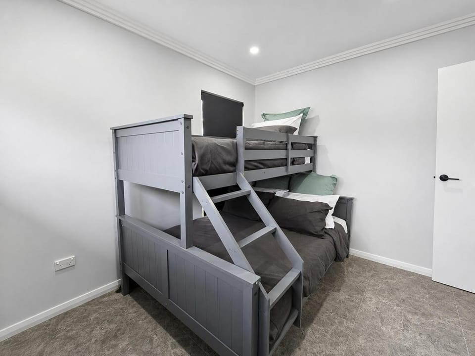 Bedroom, bunk bed