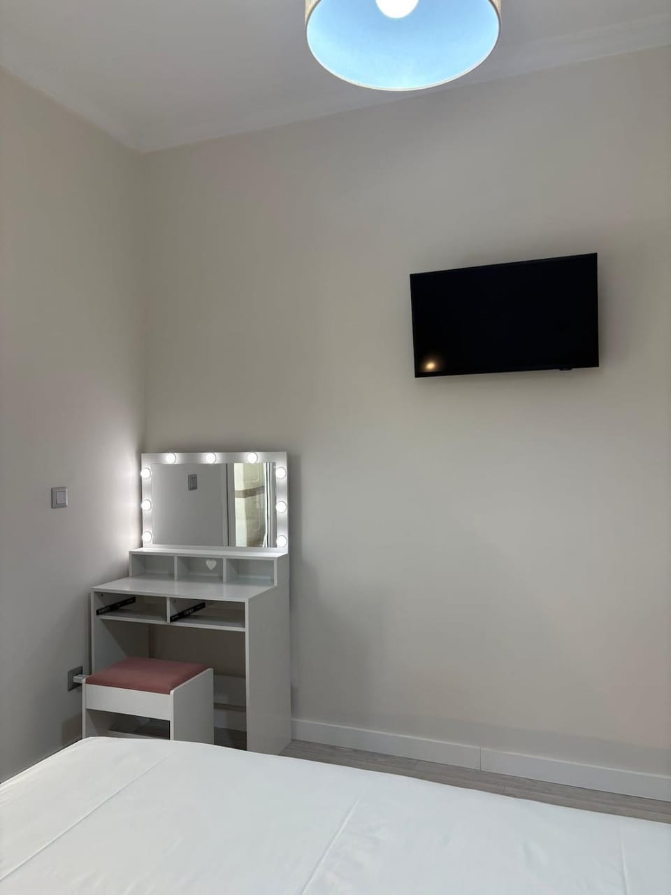 Bed, TV and multimedia, Bedroom