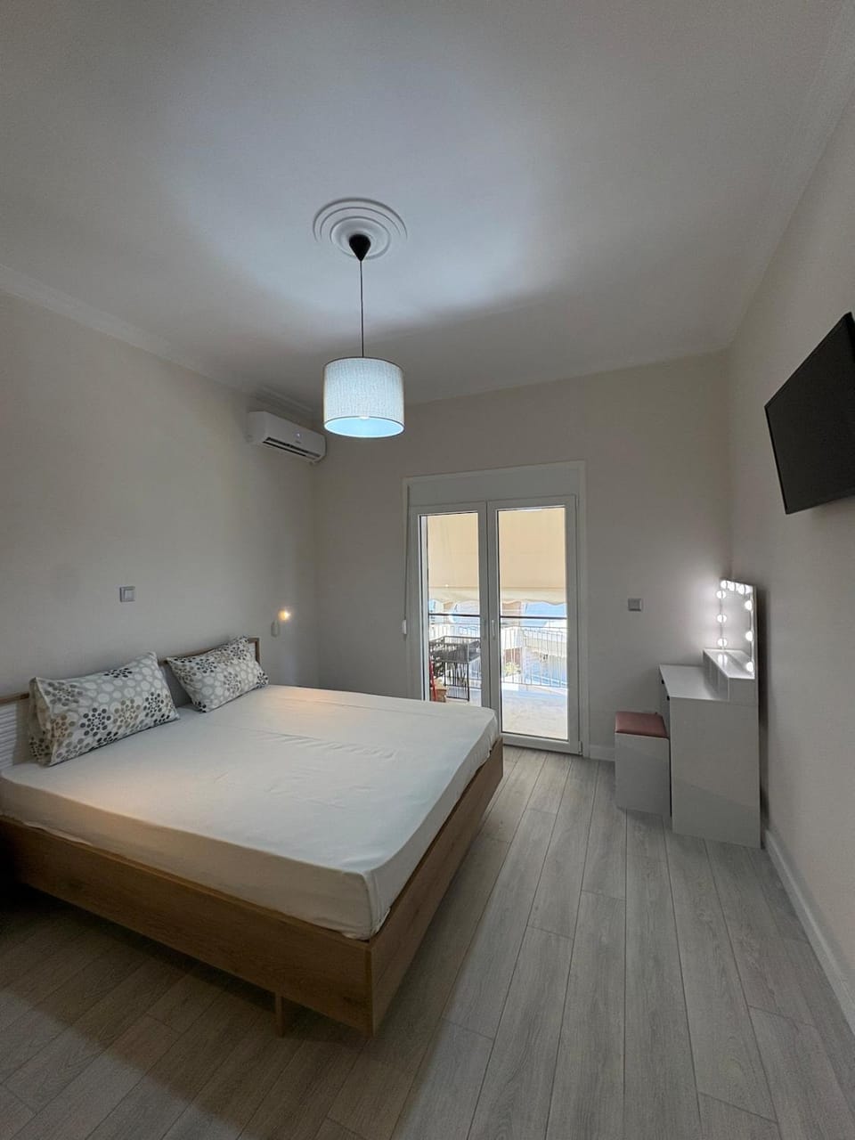Bed, TV and multimedia, Bedroom