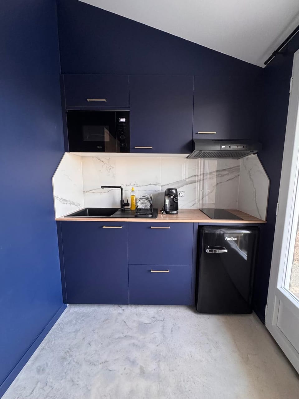 Kitchen or kitchenette, stove