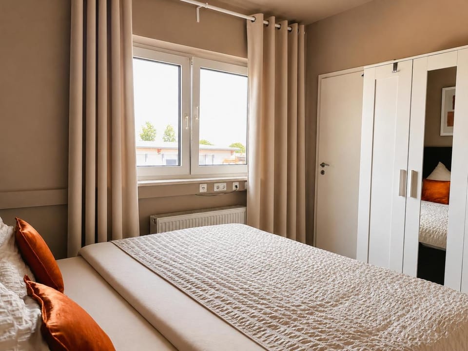 Photo of the whole room, Bedroom, internet, wardrobe