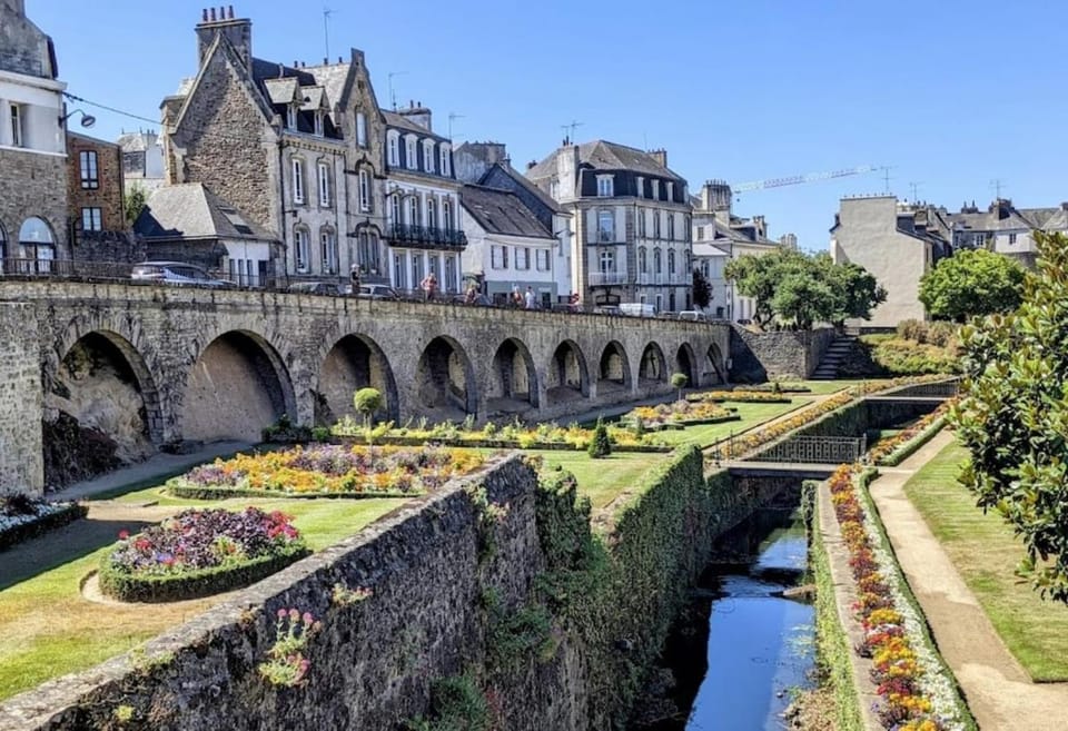 Center a Stone's Throw Away Apartment in Vannes