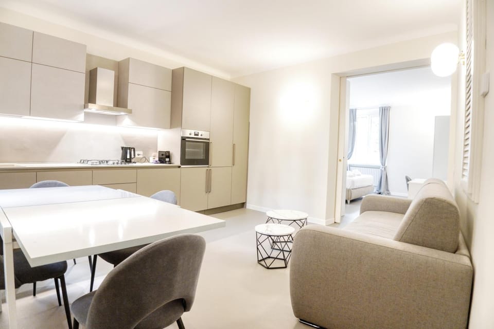 Monforte Premium Apartment - Steps from San Babila Apartment in Milan