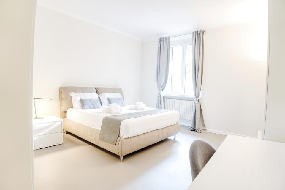 Monforte Premium Apartment - Steps from San Babila Apartment in Milan