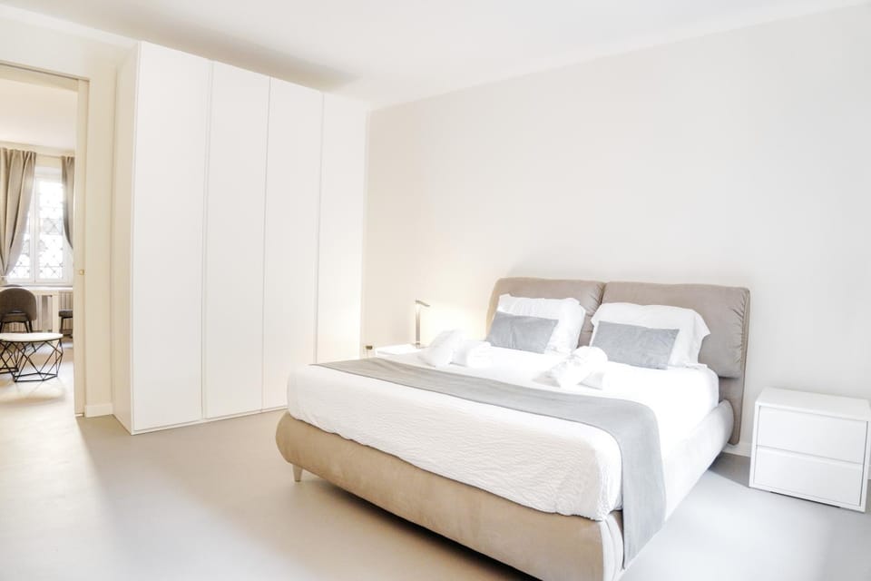 Monforte Premium Apartment - Steps from San Babila Apartment in Milan