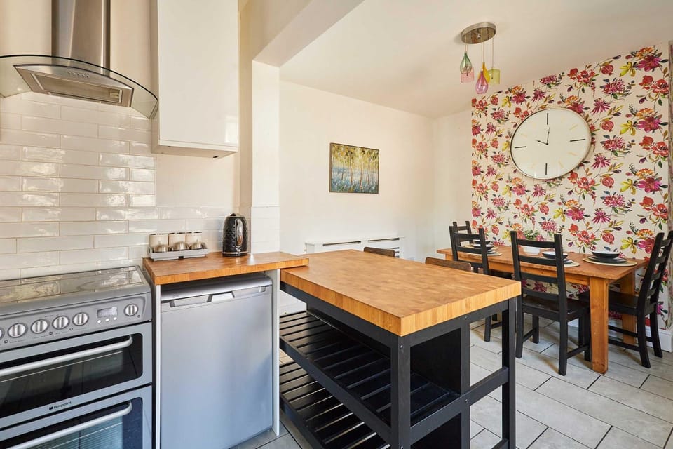 Kitchen or kitchenette, Dining area, oven, stove