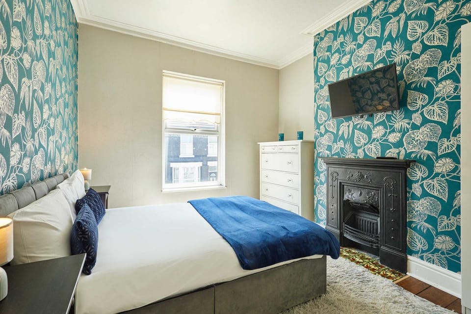 Bed, TV and multimedia, Bedroom, fireplace