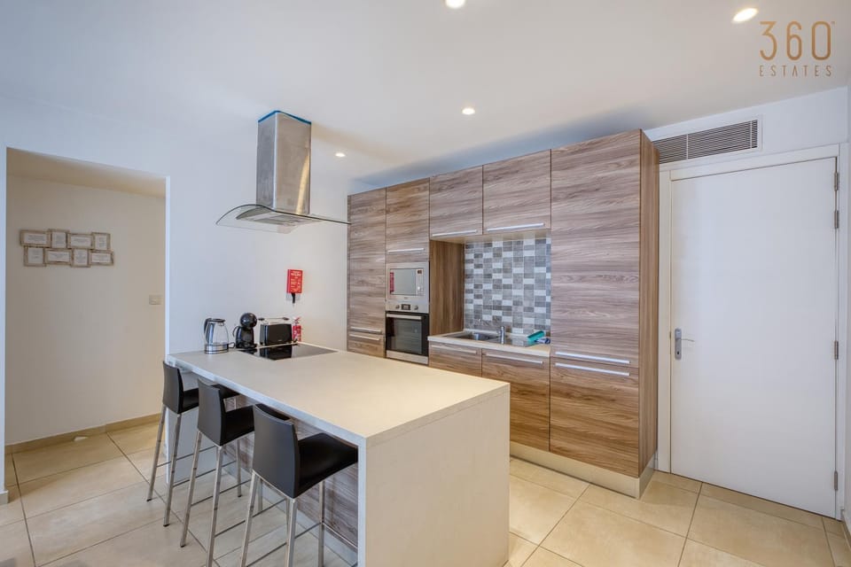 Kitchen or kitchenette, Dining area, minibar, oven, stove