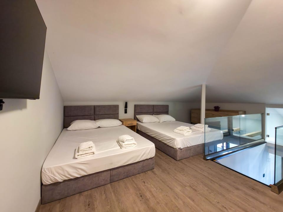 Bed, Bedroom, towels
