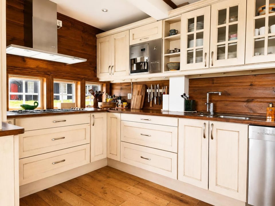 Coffee/tea facilities, Kitchen or kitchenette, dishwasher, stove