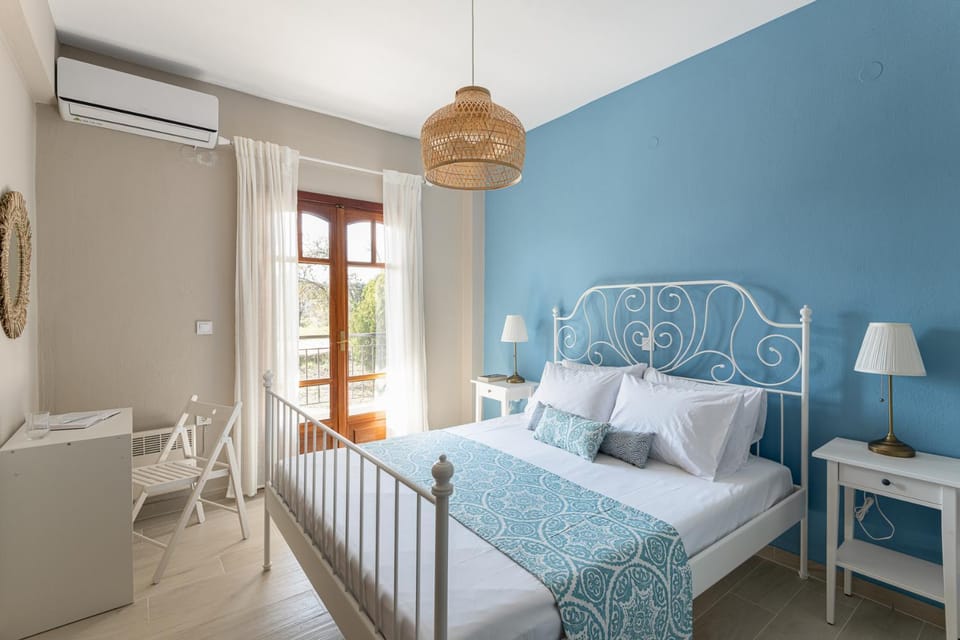 Bed, Photo of the whole room, Bedroom, internet, towels, air conditioner