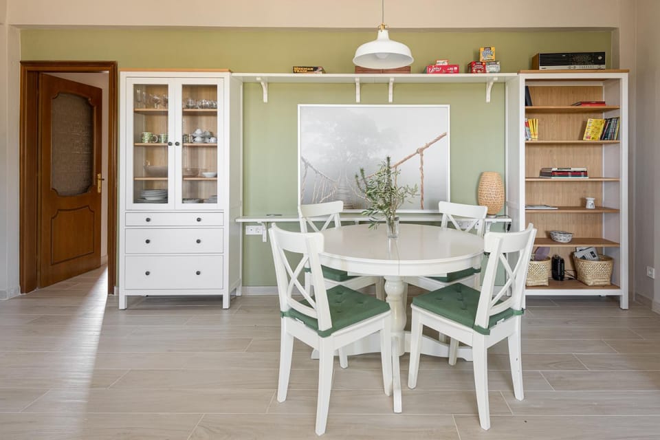 Dining area, internet