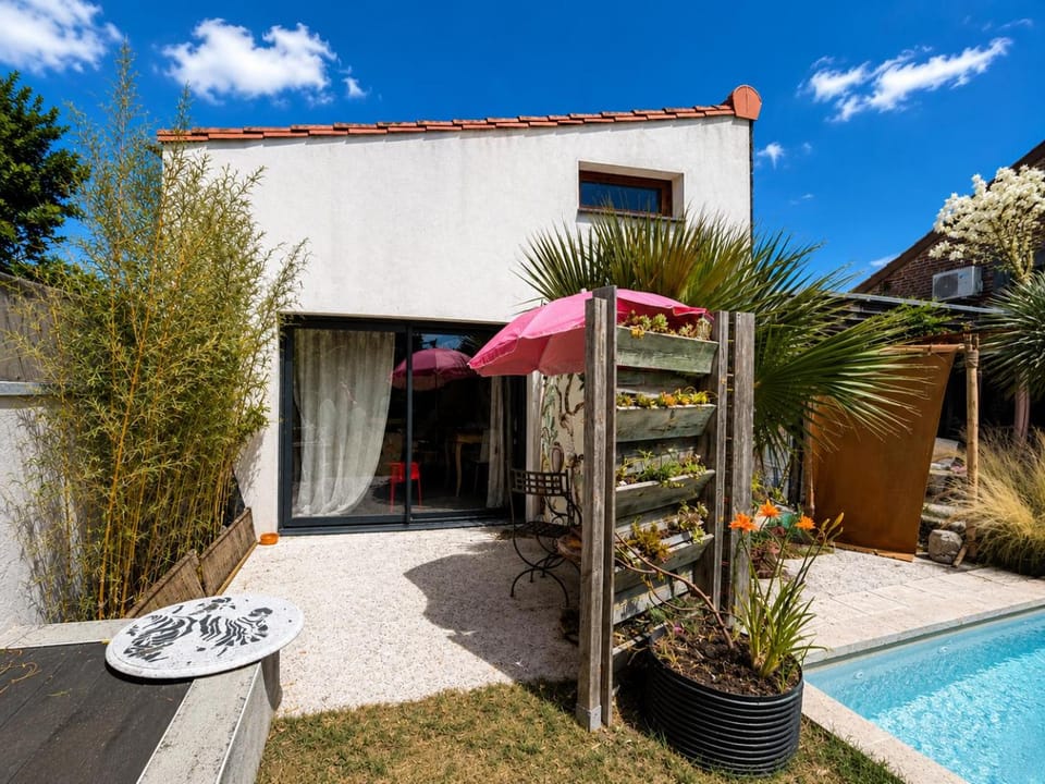 Property building, Patio, Spring, Day, Garden, Garden view, Pool view, Swimming pool, sunbed