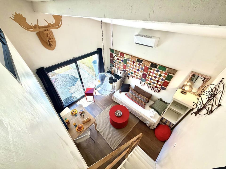 Communal lounge/ TV room, Bed, Living room, Seating area, Dining area, air conditioner