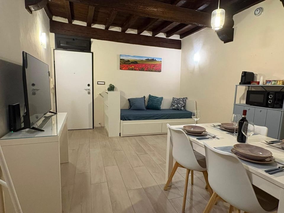 Bed, TV and multimedia, Coffee/tea facilities, Seating area