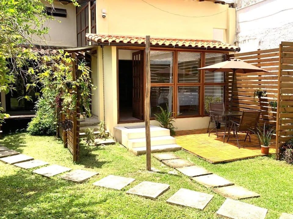 Na beira da lagoa ao lado do metrô perto da praia House in Rio de Janeiro