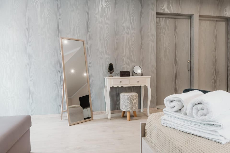 Bed, Photo of the whole room, towels