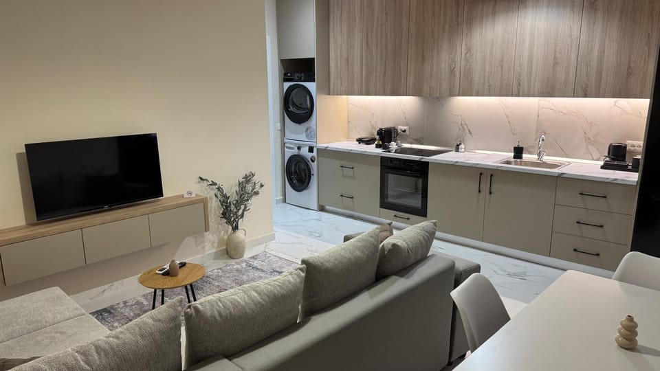 TV and multimedia, Kitchen or kitchenette, Living room, Seating area, Dining area, minibar, oven, toaster