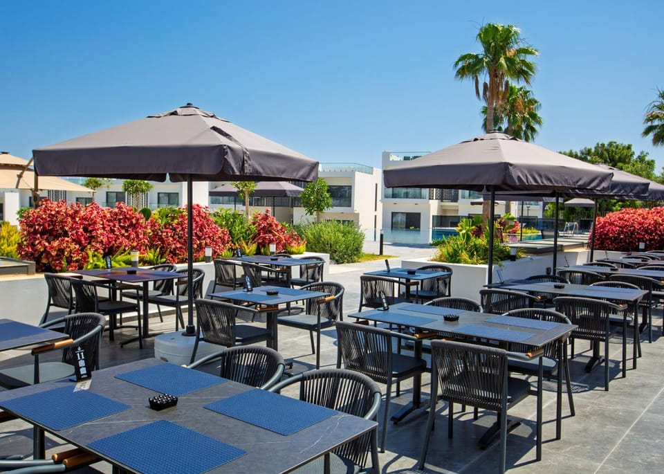 Property building, Patio, Restaurant/places to eat, Spring, Day, Banquet/Function facilities