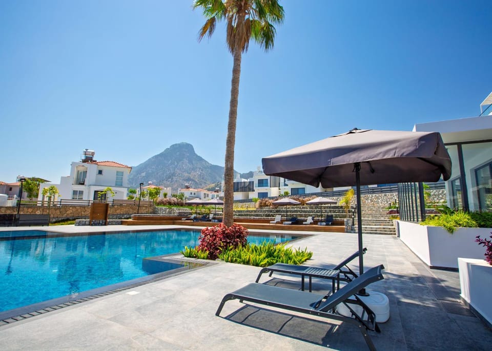 Property building, Patio, Nearby landmark, Day, Natural landscape, Mountain view, Pool view, Swimming pool, Swimming pool, sunbed