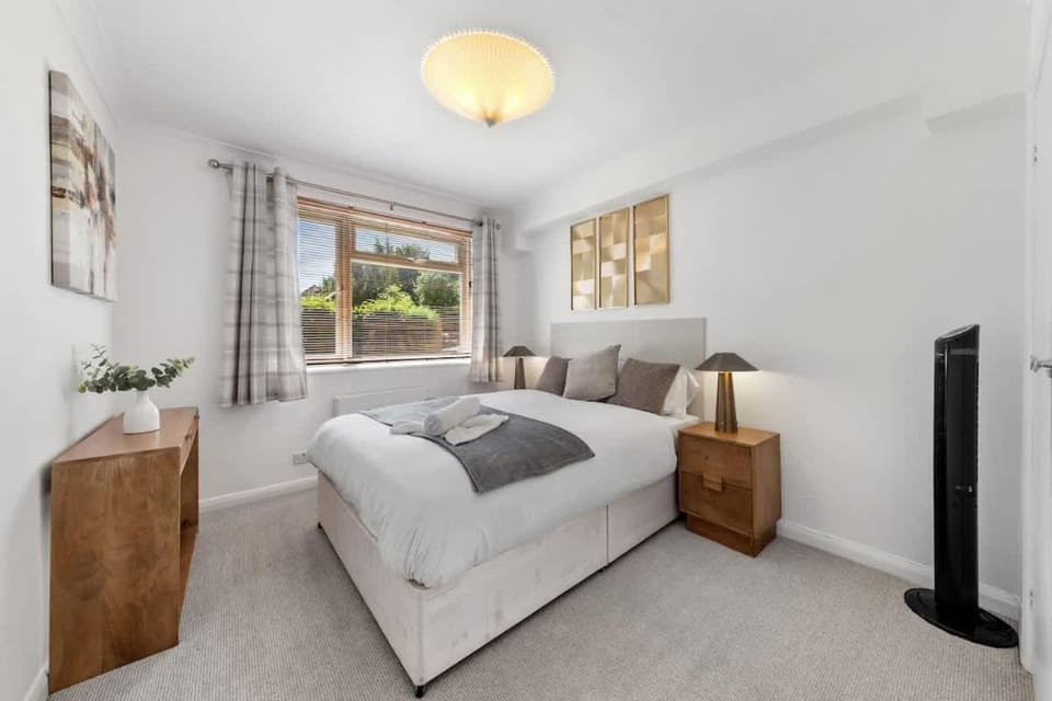 Londons Dreamy Thames River Escape in Putney 2 Mins from Station Apartment in London