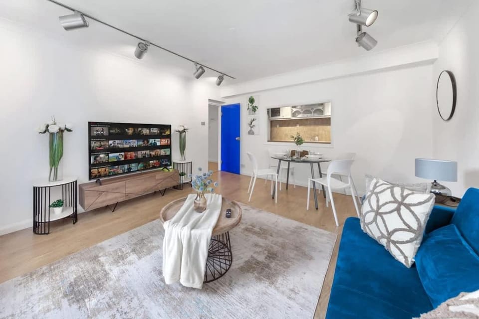 Londons Dreamy Thames River Escape in Putney 2 Mins from Station Apartment in London