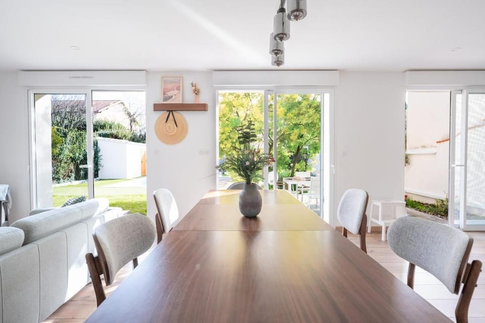 Day, Living room, Seating area, Dining area