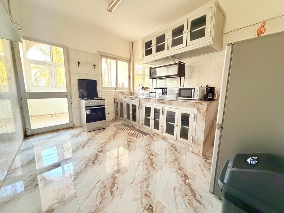 Spacious Entire 4BR 5BA wFull AC WiFi 5000 ft to beach Apartment in Dakar