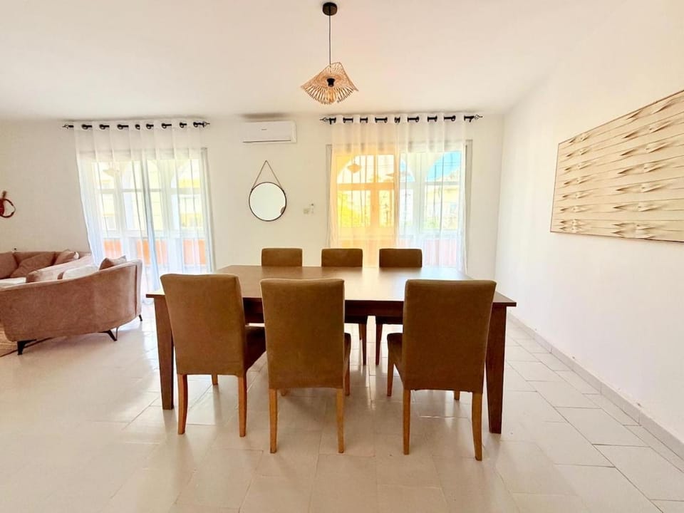 Spacious Entire 4BR 5BA wFull AC WiFi 5000 ft to beach Apartment in Dakar