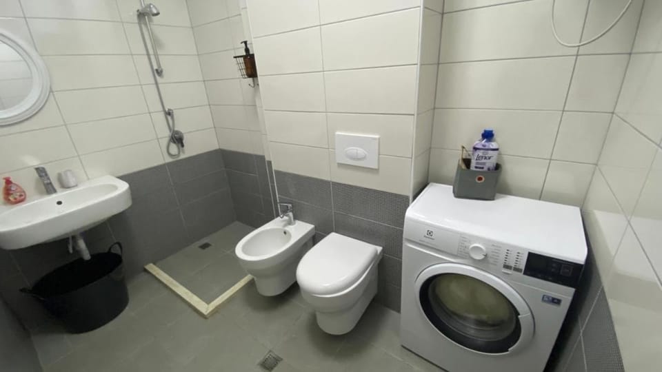 Shower, Toilet, bidet, towels, washing machine