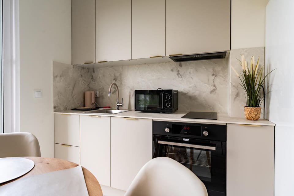Coffee/tea facilities, Kitchen or kitchenette, Dining area, oven, stove
