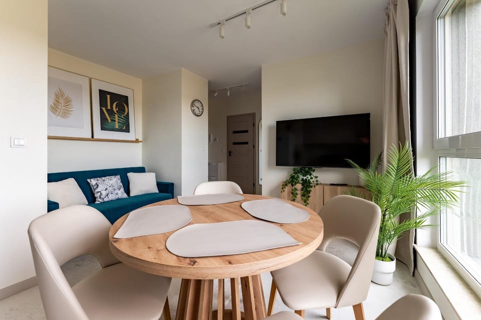 Communal lounge/ TV room, TV and multimedia, Living room, Seating area, Dining area, Evening entertainment