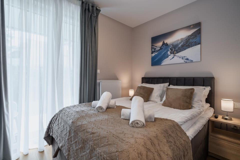 Bed, Photo of the whole room, Bedroom, towels
