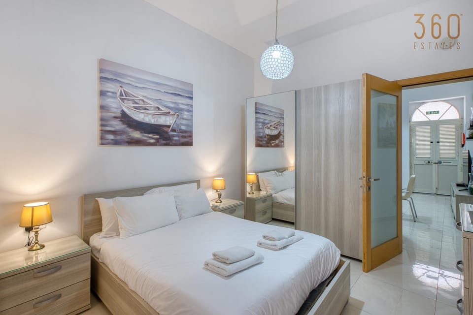 Shower, Bed, Bathroom, Photo of the whole room, Bedroom, towels