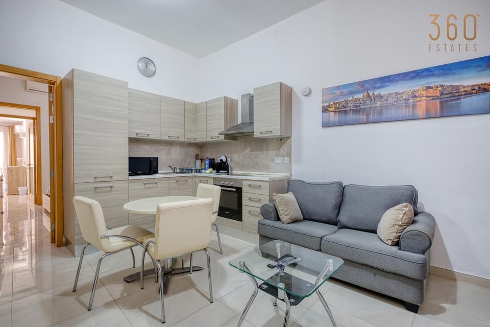 TV and multimedia, Kitchen or kitchenette, Living room, Seating area, Dining area, minibar, oven, stove