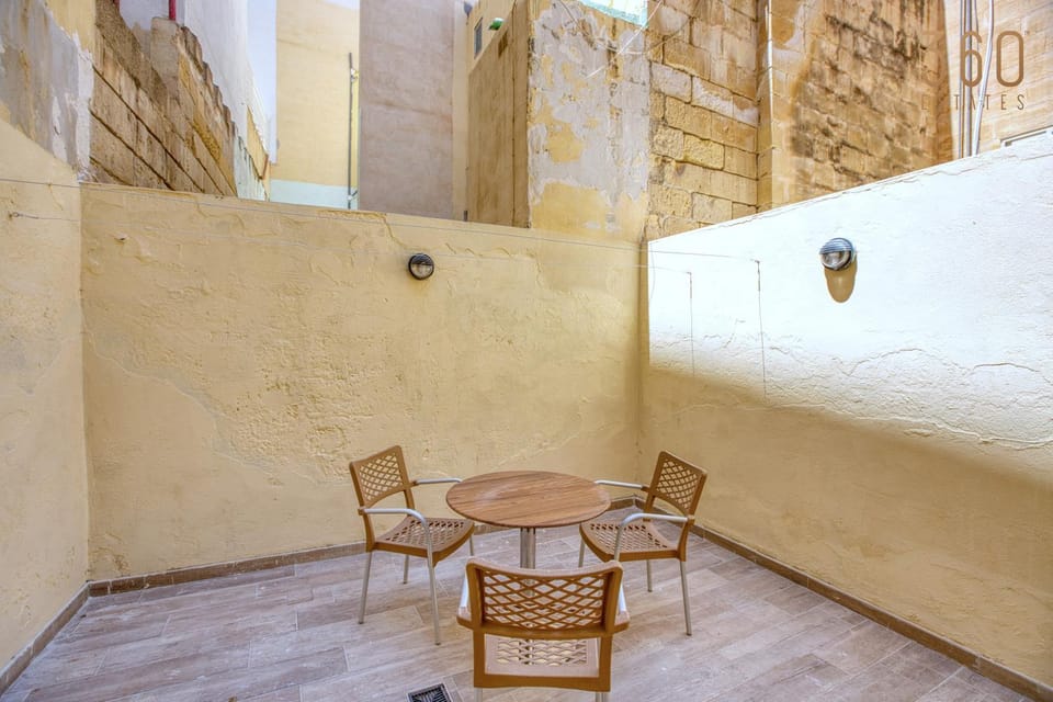 Patio, Day, Living room, Seating area, Dining area