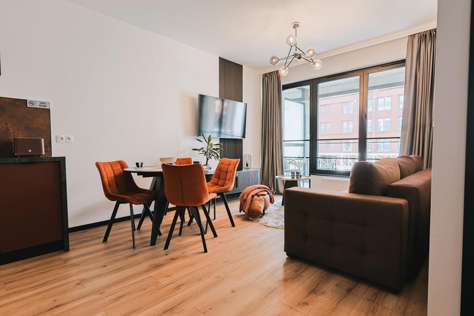 TV and multimedia, Living room, Seating area, Evening entertainment
