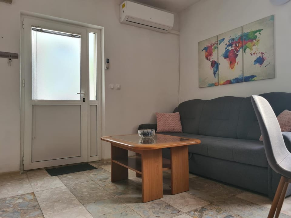Living room, Seating area, air conditioner