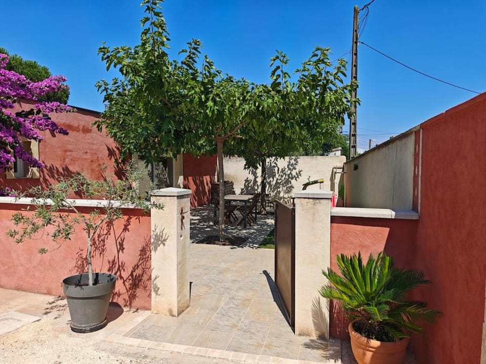 L'Escale Provençale - Maisonnette avec cour ombragée à 5 minutes d'Avignon House in Sorgues