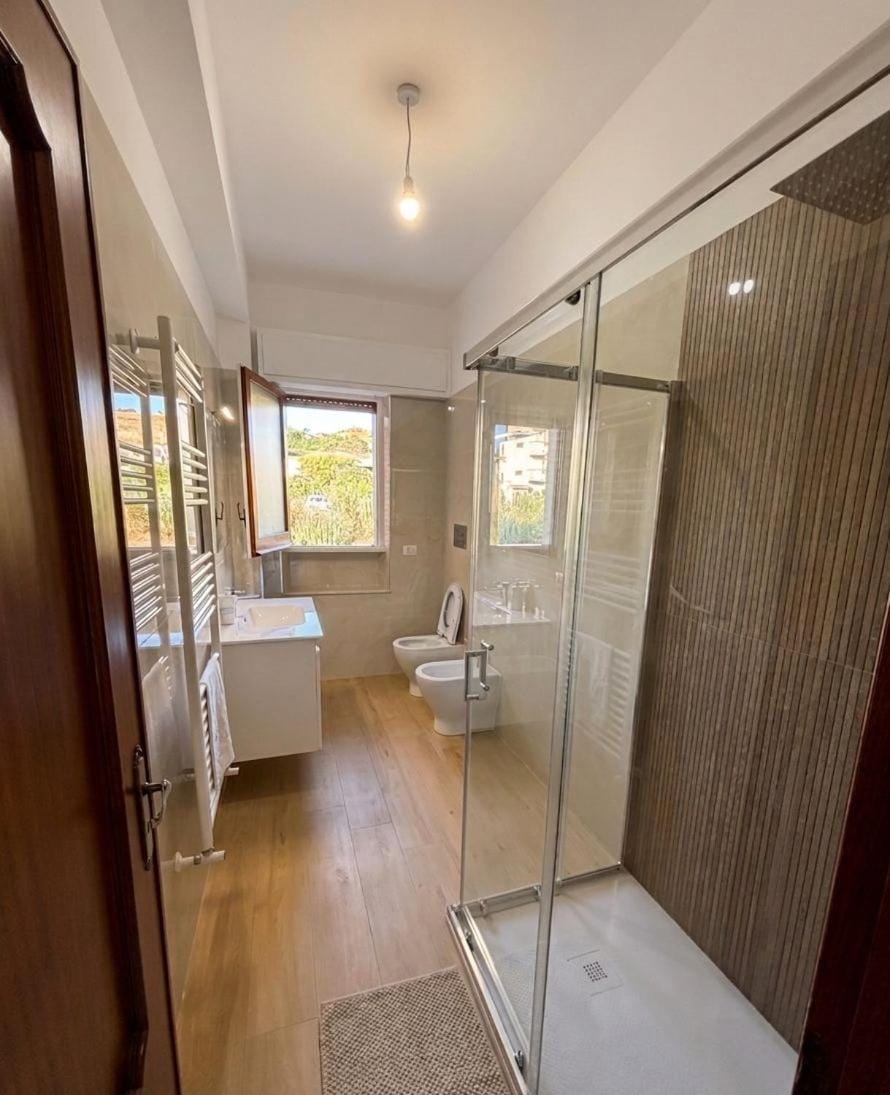 Shower, Toilet, Bathroom, towels