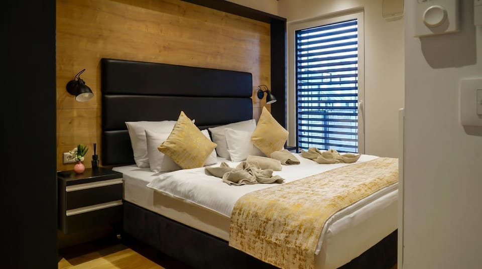 Bed, TV and multimedia, Photo of the whole room, Bedroom, towels