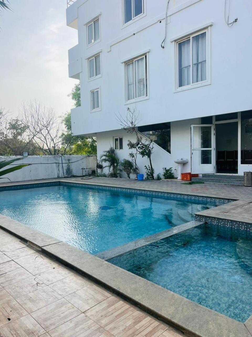 Property building, Patio, Day, Pool view, Swimming pool, Swimming pool, sunbed