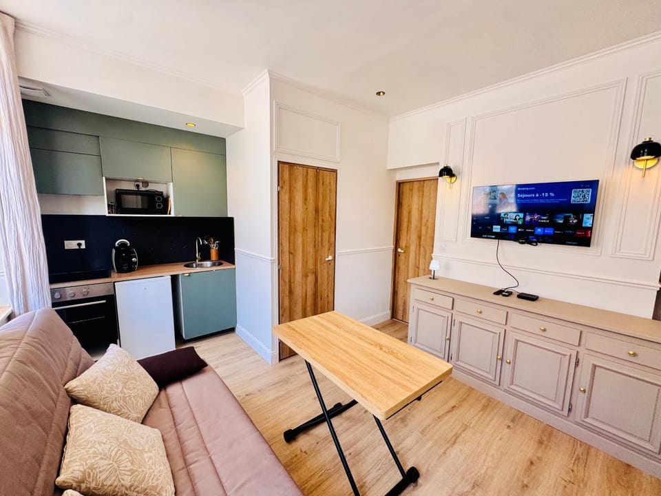 TV and multimedia, Kitchen or kitchenette, Living room, Dining area, oven