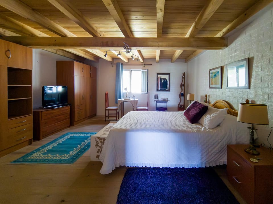 Bed, Guests