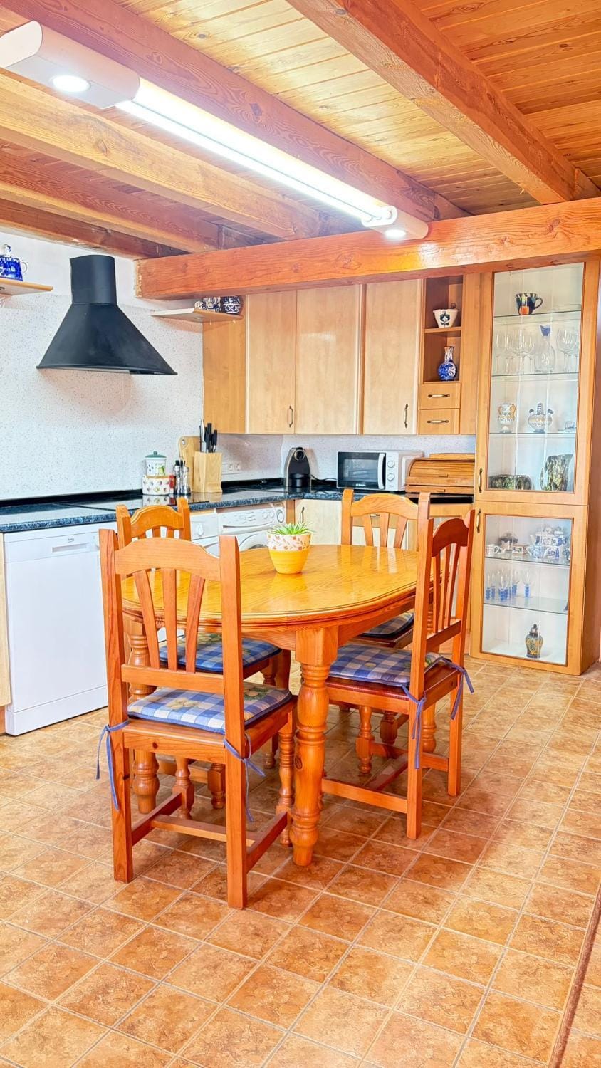 Kitchen or kitchenette, Dining area, stove