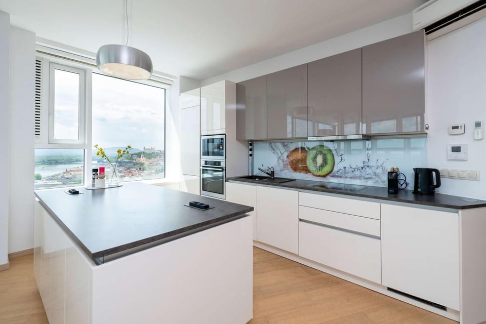 Panorama Escape 26th Floor - Castle & City Views Apartment in Bratislava