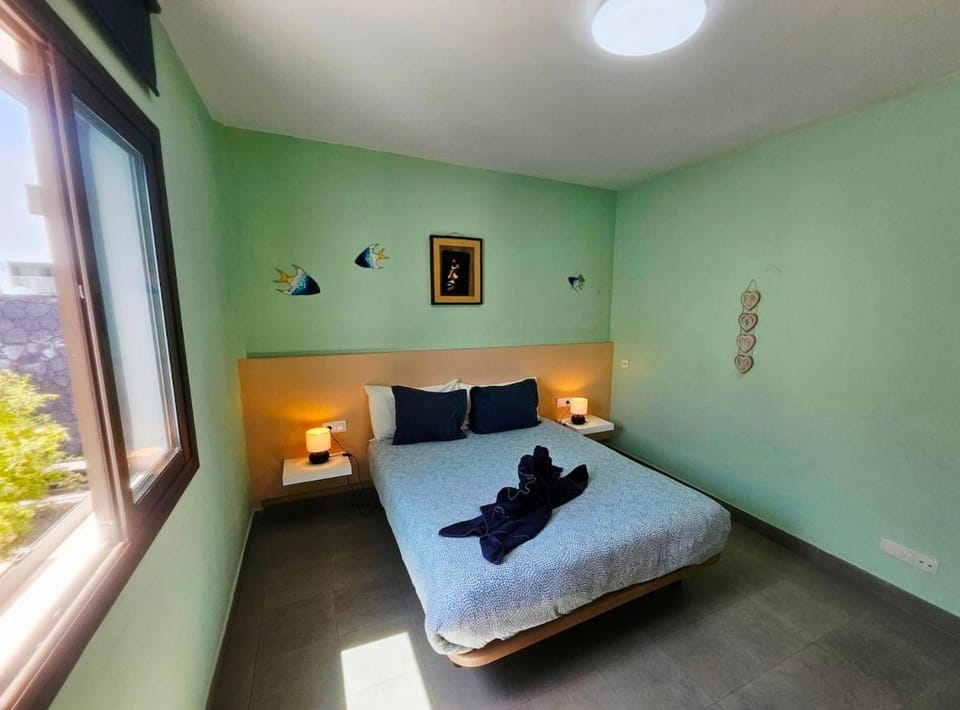 Bedroom, towels, air conditioner
